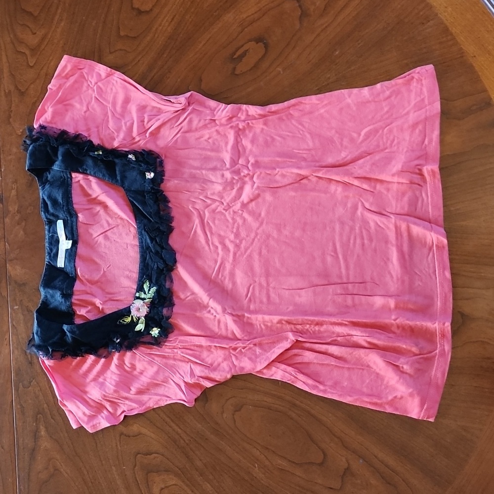 Coral shirt with flower and lace detail